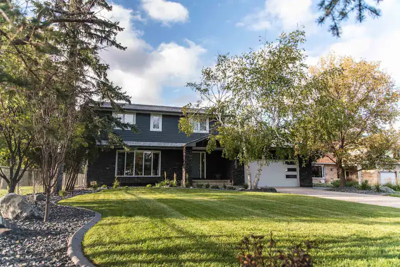 Vialoux - Elegant Pool & Outdoor Living Retreat Winnipeg
